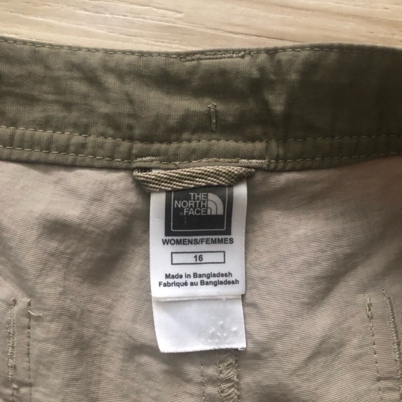 The North Face Women’s Khaki Cargo Shorts - Picture 9 of 9